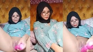 Bocil SMP Pake Baju Tidur Hijab Manis Cantik Keenakan Colmek Pake Dildo